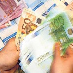 Portugal voltou a pagar nesta quarta-feira quase 5% de juro para colocar 1,157 bilhão de euros em letras Portugal voltou a pagar nesta quarta-feira quase 5% de juro para colocar 1,157 bilhão de euros em letras