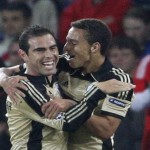 Jogadores comemoram gol e liderança do Benfica