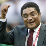Depois de hospitalizado na Polônia, Eusébio volta a Portugal para novos exames