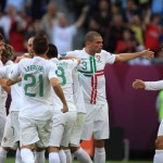 Jogadores portugueses comemoram o gol frente a seleção da Dinamarca Jogadores portugueses comemoram o gol frente a seleção da Dinamarca