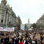 Portugueses saem as ruas e cantam hino da Revolução dos Cravos para protestar contra governo Portugueses saem as ruas e cantam hino da Revolução dos Cravos para protestar contra governo