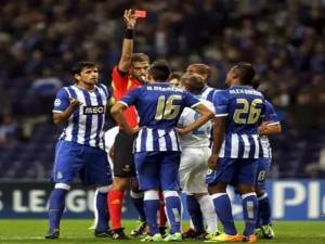 Porto atua a maior parte da partida com um atleta a menos e perde para o Zenit