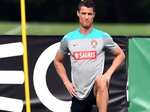Cristiano Ronaldo é o atleta que mais se deseja ver nos treinos de Portugal (Foto: AFP)