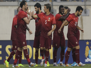 Jogadores de Portugal festejam um dos cinco gols marcados sobre a Rep. da Irlanda