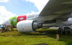 Incidente ocorreu quando o Airbus A330 fazia manobra e o trem de pouso ficou atolado na grama